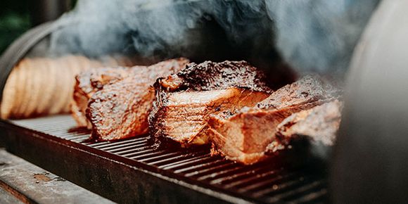 Grillen mit Kokosbriketts, nachhaltig mit längerer Brenndauer