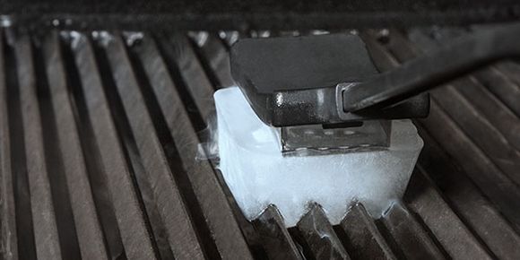 Eisbürste reinigt Grillrost