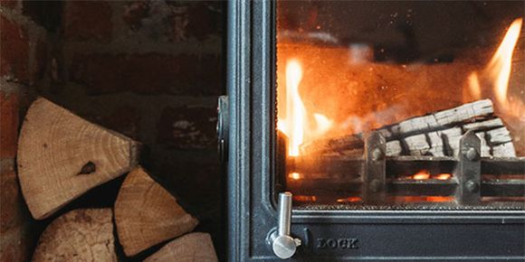 Brennender Kamin mit hochwertigem Holz, das gleichmäßig und hell brennt
